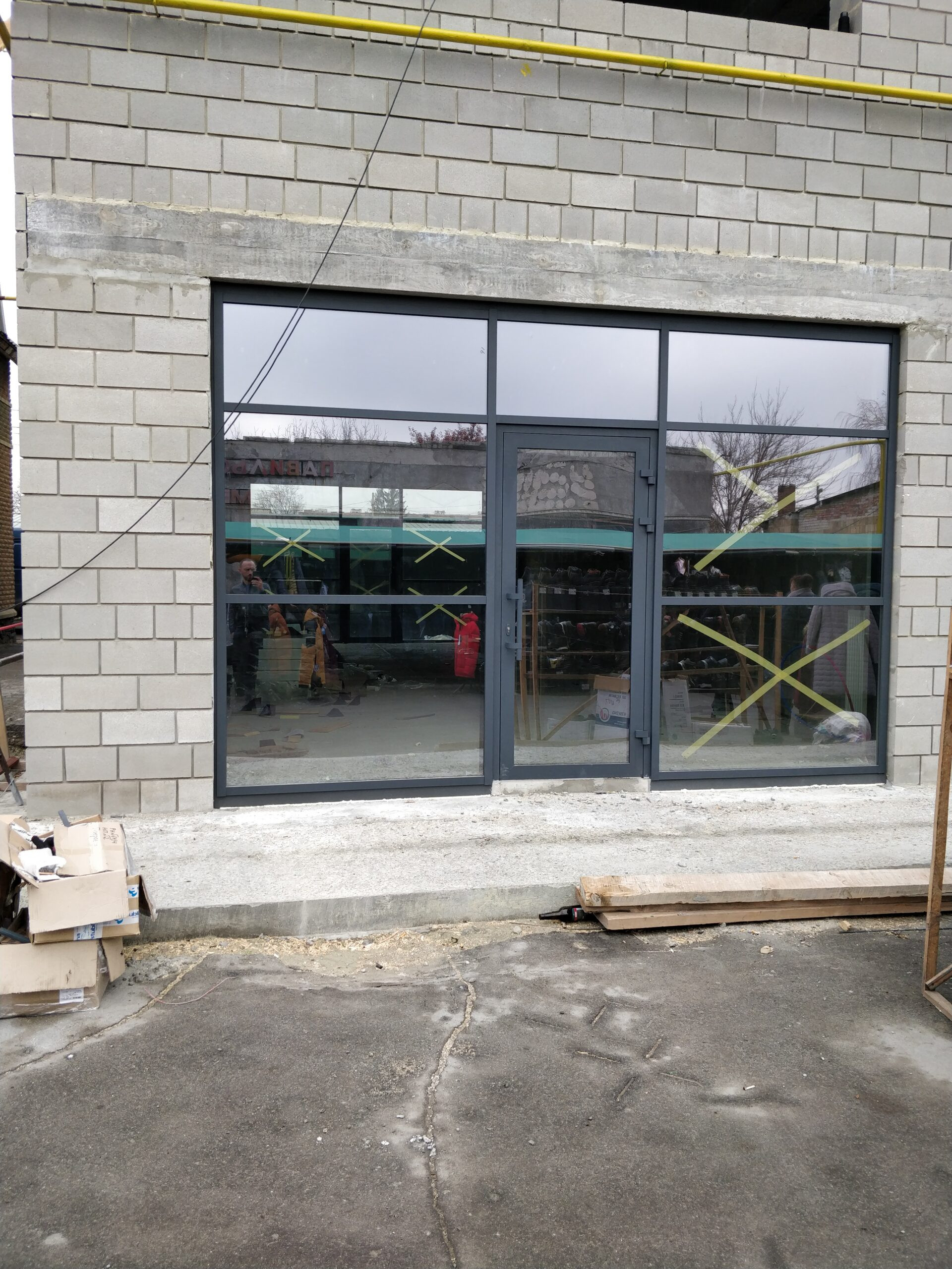 Установка алюминиевых дверей для коммерческого помещения